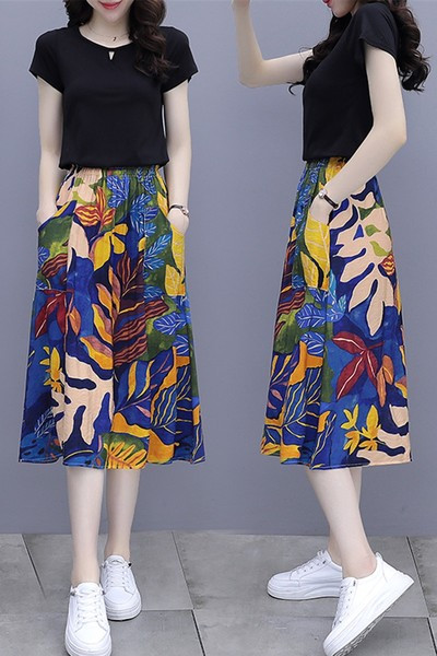 Sieviešu komplekts no divām daļām - blūze un svārki ar kabatām