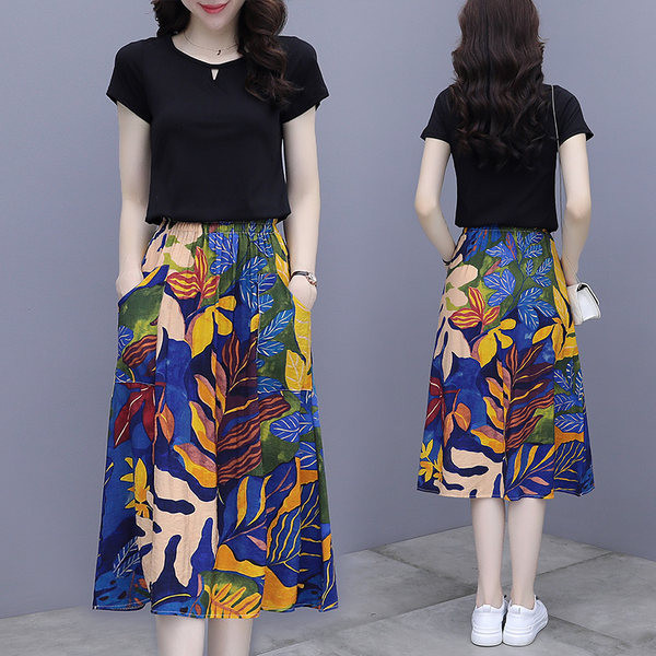 Sieviešu komplekts no divām daļām - blūze un svārki ar kabatām