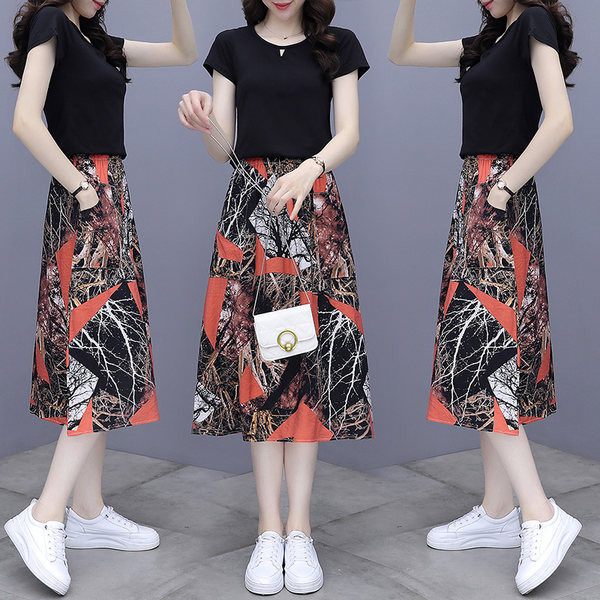 Sieviešu komplekts no divām daļām - blūze un svārki ar kabatām