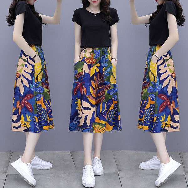 Sieviešu komplekts no divām daļām - blūze un svārki ar kabatām