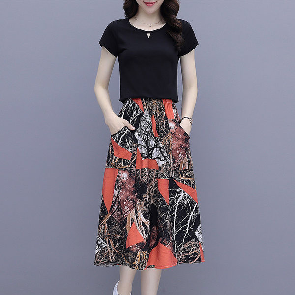 Sieviešu komplekts no divām daļām - blūze un svārki ar kabatām