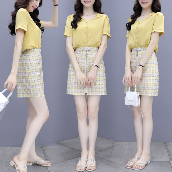 Ženski komplet sa patentnim zatvaračem i dugmićima u dvije boje