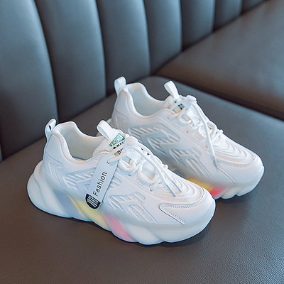 Novi model dječjih tenisica s natpisom i pertlama u bijeloj boji