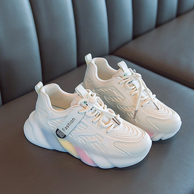 Novi model dječjih tenisica s natpisom i pertlama u bijeloj boji