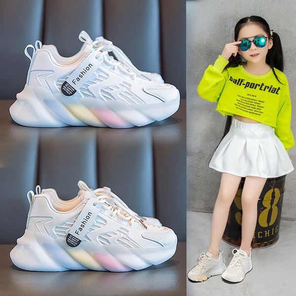 Novi model dječjih tenisica s natpisom i pertlama u bijeloj boji