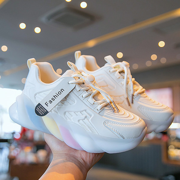 Novi model dječjih tenisica s natpisom i pertlama u bijeloj boji