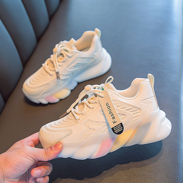 Novi model dječjih tenisica s natpisom i pertlama u bijeloj boji