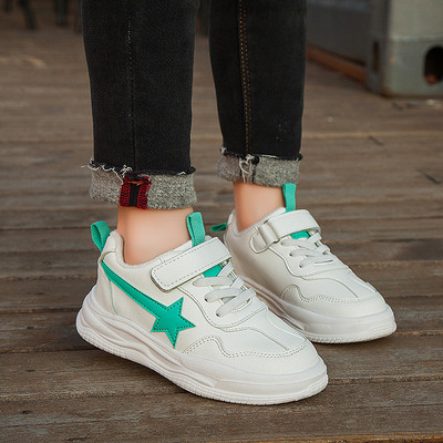 Bērnu modernas kedas ar uzlīmēm un saitēm ar plakanu zoli