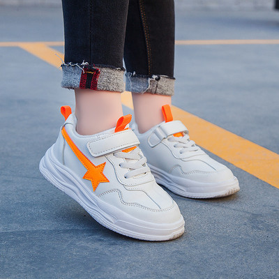 Bērnu modernas kedas ar uzlīmēm un saitēm ar plakanu zoli