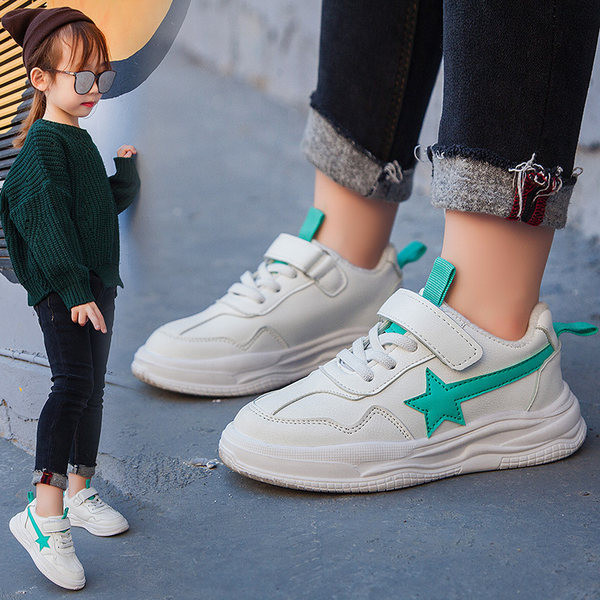 Bērnu modernas kedas ar uzlīmēm un saitēm ar plakanu zoli