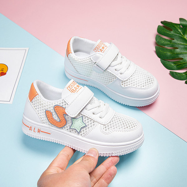 Prozračne dječje tenisice s ravnim potplatom - nekoliko modela