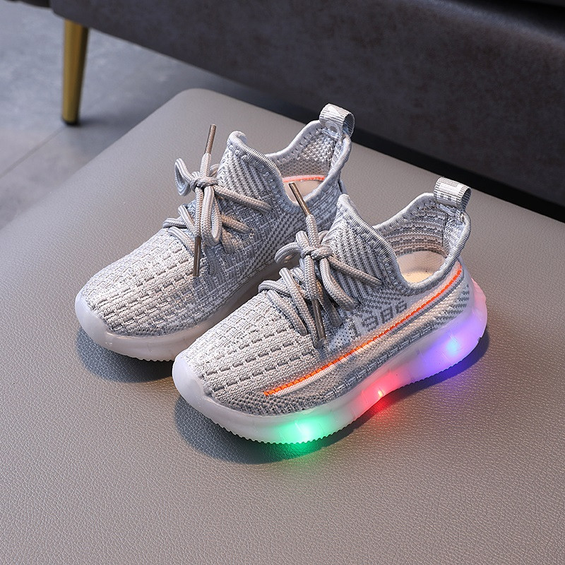 Novi model ljetnih tenisica od tekstila sa svjetlećim đonom