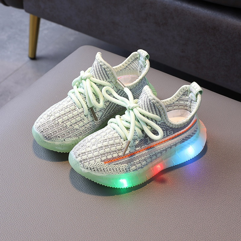 Novi model ljetnih tenisica od tekstila sa svjetlećim đonom