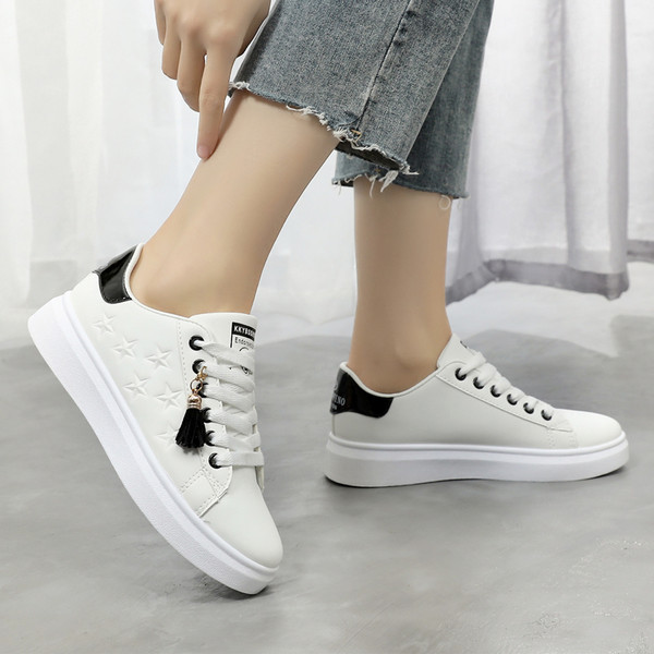 Jauns balto kedu modelis meitenēm ar saitēm un pušķi