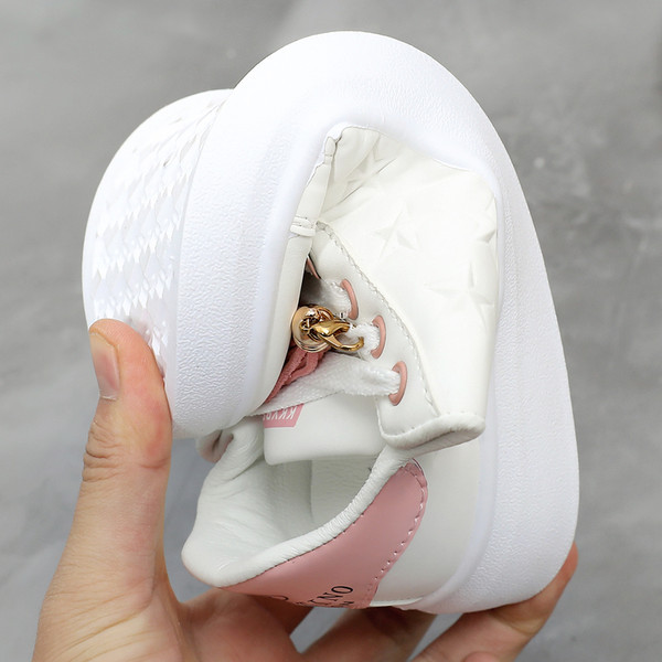 Jauns balto kedu modelis meitenēm ar saitēm un pušķi