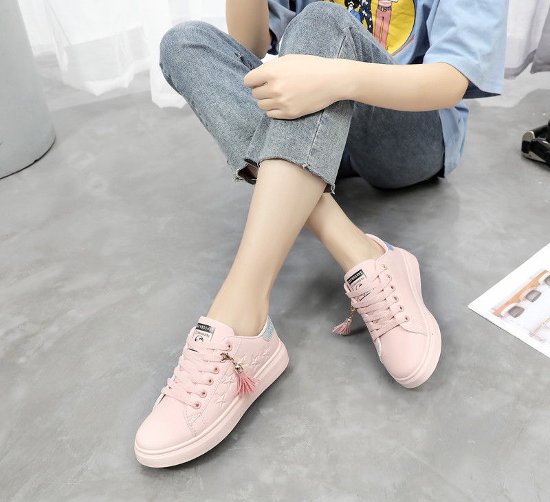 Jauns balto kedu modelis meitenēm ar saitēm un pušķi