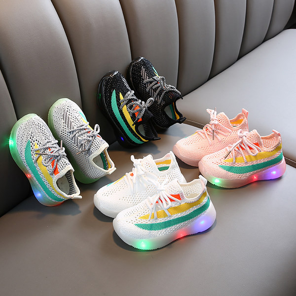 Novi model dječjih tekstilnih tenisica sa svjetlećim đonom i vezicama
