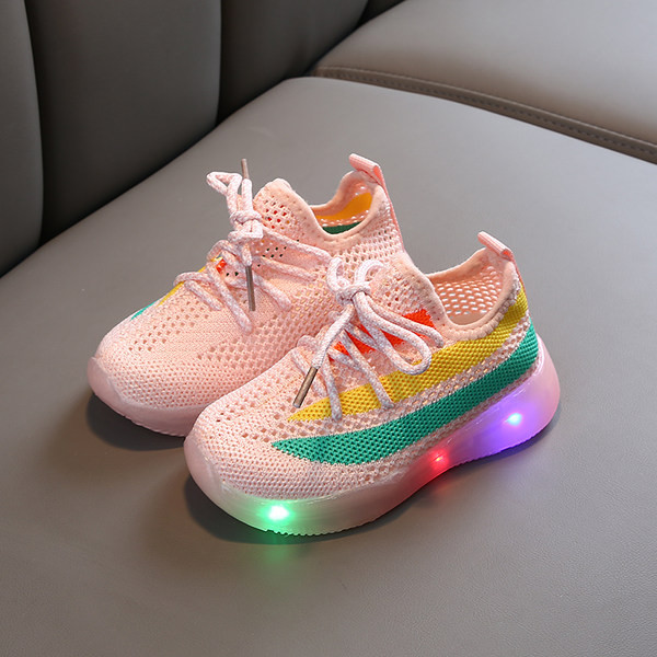 Novi model dječjih tekstilnih tenisica sa svjetlećim đonom i vezicama