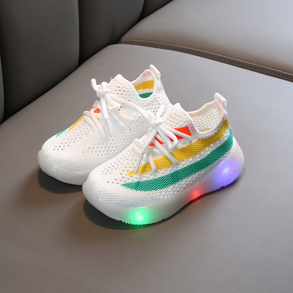 Novi model dječjih tekstilnih tenisica sa svjetlećim đonom i vezicama