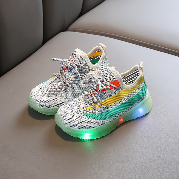 Novi model dječjih tekstilnih tenisica sa svjetlećim đonom i vezicama