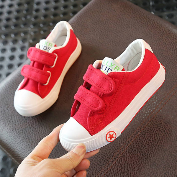 Bērnu kedas meitenēm un zēniem ar plakanu zoli - divi modeļi