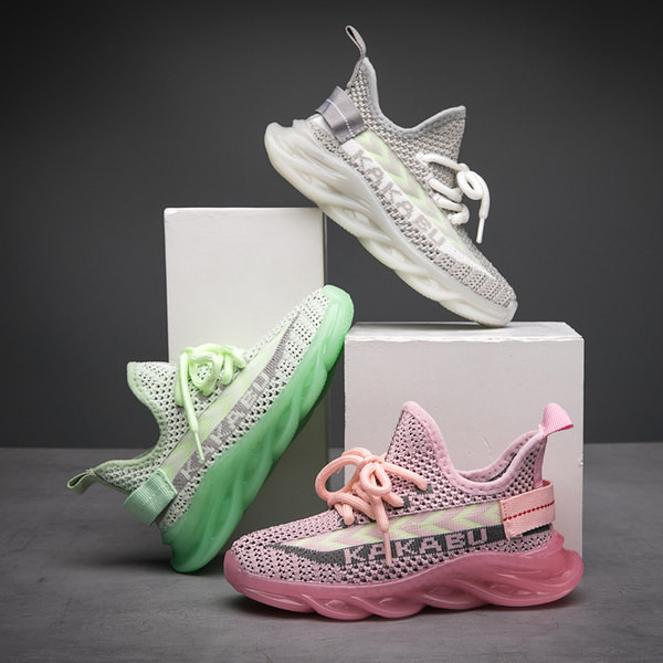 Dječje tenisice s natpisom i vezicama u tri boje