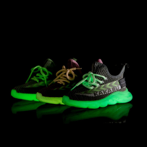 Dječje tenisice s natpisom i vezicama u tri boje