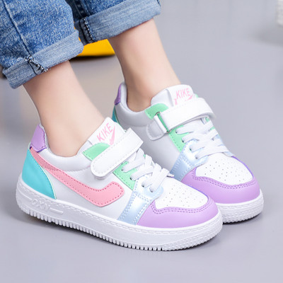 Dječje tenisice od eko kože s vezom i sjajnim efektom