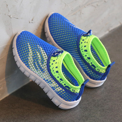 Vaikiški laisvalaikio tinkliniai batai su kelių spalvų lipduku