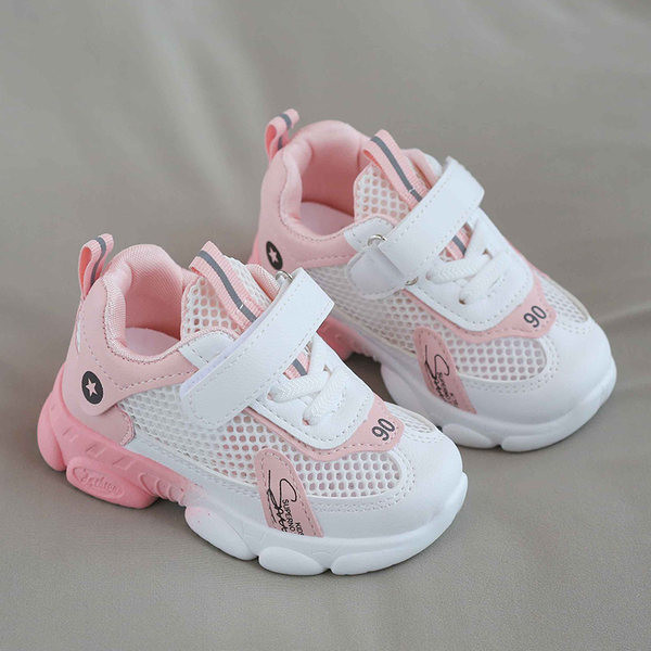 Novi model proljetnih dječjih tenisica sa naljepnicom u tri boje