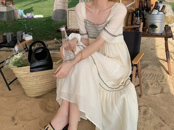 Elegantna duga haljina s četvrtastim izrezom za trudnice