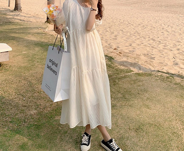 Moderan model haljine s ovalnim izrezom za trudnice