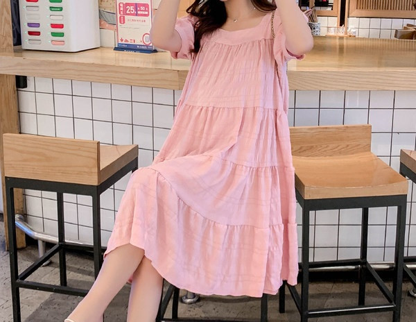 Moderna sieviešu piegriezuma kleita grūtniecēm