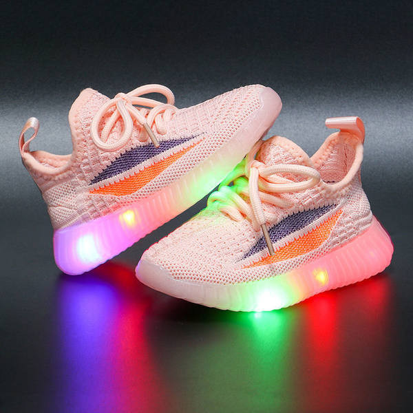 Novi model tekstilnih dječjih tenisica sa svjetlećim đonom