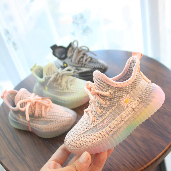 Aktuālās bērnu kedas ar izšuvumiem un šņorēm - vairāki modeļi