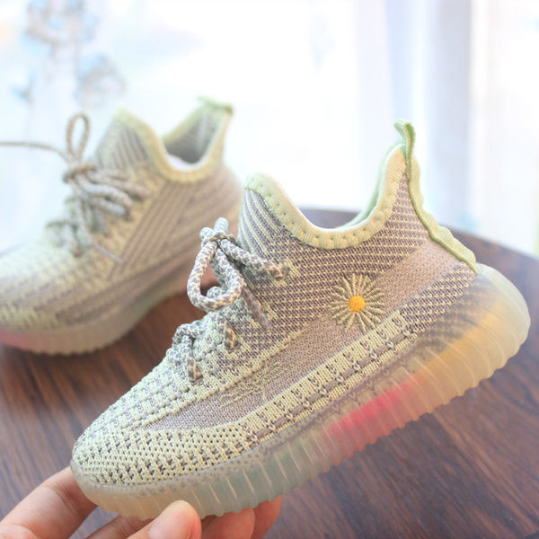 Aktuālās bērnu kedas ar izšuvumiem un šņorēm - vairāki modeļi