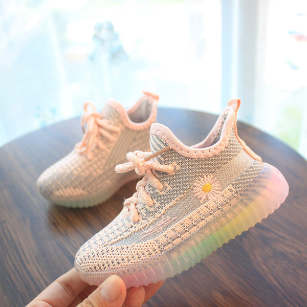 Aktuālās bērnu kedas ar izšuvumiem un šņorēm - vairāki modeļi