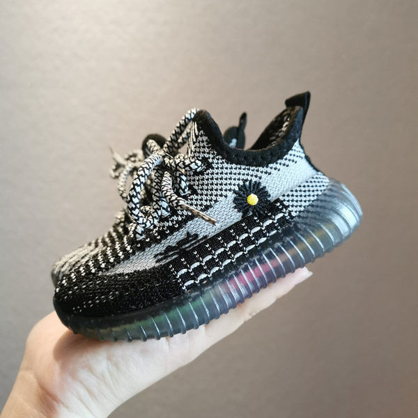 Aktuālās bērnu kedas ar izšuvumiem un šņorēm - vairāki modeļi