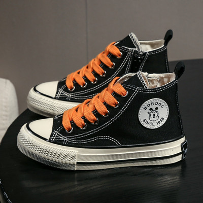 Jauns bērnu kedu modelis ar šņorēm un aplikāciju četrās krāsās