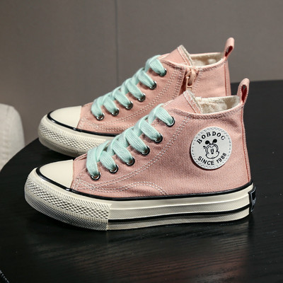 Jauns bērnu kedu modelis ar šņorēm un aplikāciju četrās krāsās