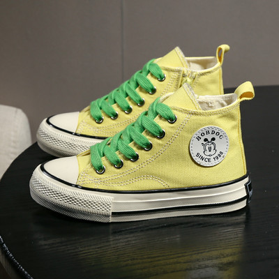 Jauns bērnu kedu modelis ar šņorēm un aplikāciju četrās krāsās