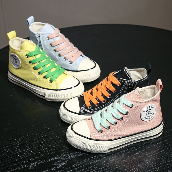 Jauns bērnu kedu modelis ar šņorēm un aplikāciju četrās krāsās