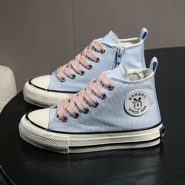 Jauns bērnu kedu modelis ar šņorēm un aplikāciju četrās krāsās