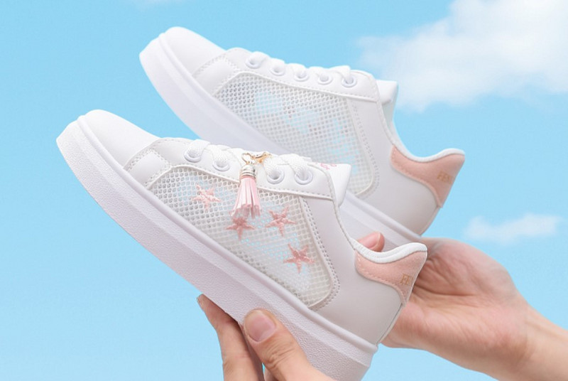 Novi model prozračnih dječjih tenisica od eko kože s mrežicom i resicama