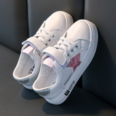 Novi model dječjih tenisica sa sjajnim efektom i naljepnicom