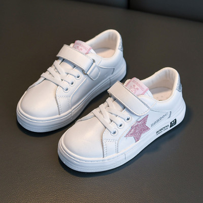 Novi model dječjih tenisica sa sjajnim efektom i naljepnicom