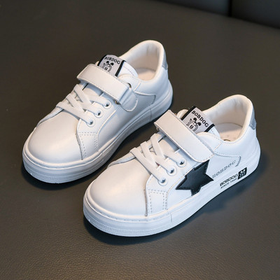 Novi model dječjih tenisica sa sjajnim efektom i naljepnicom