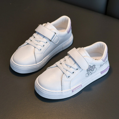 Novi model dječjih tenisica sa sjajnim efektom i naljepnicom