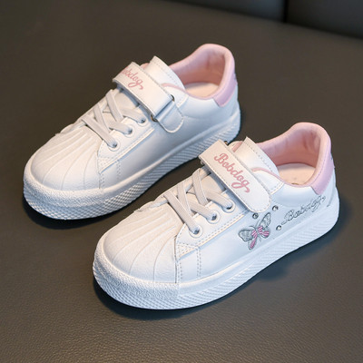 Novi model dječjih tenisica sa sjajnim efektom i naljepnicom