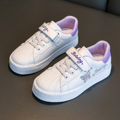 Novi model dječjih tenisica sa sjajnim efektom i naljepnicom